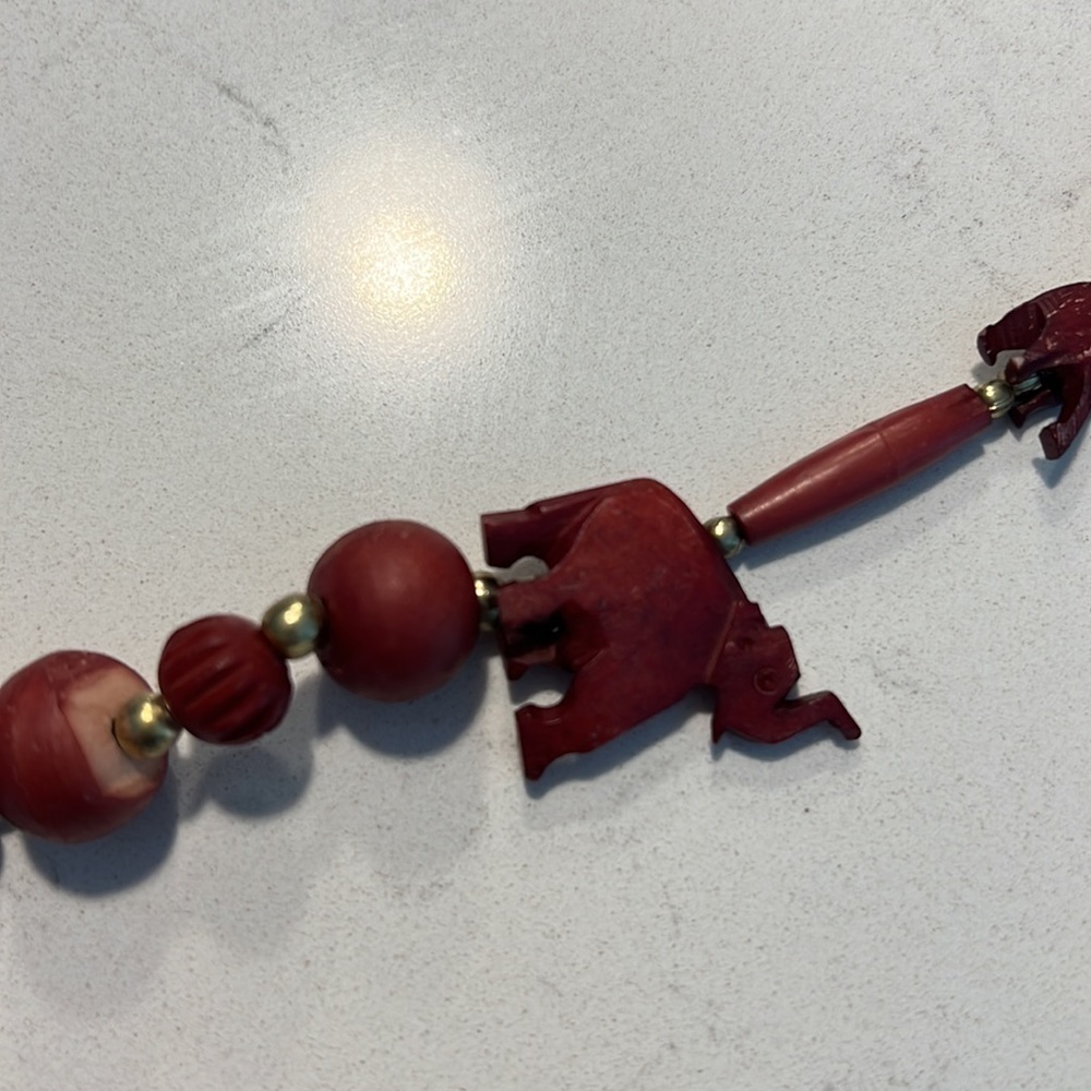 Red wood elephant necklace - Picture 6 of 6